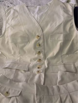 Conjunto beige chaleco y pantalón