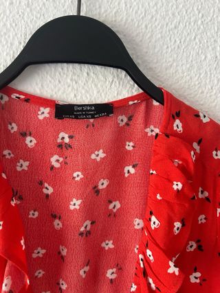 Blusa corta Bershka roja flores blancas