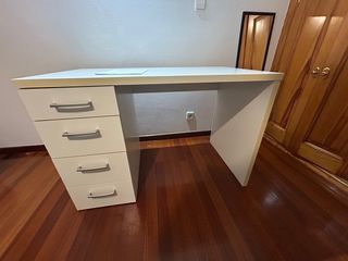 Scrivania bianca con cassetti