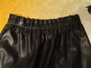 Falda corta efecto piel con encaje