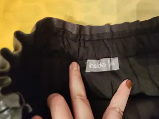 Falda corta efecto piel con encaje