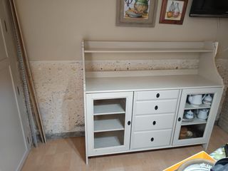 Mueble aparador blanco con puertas de cristal