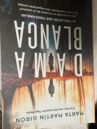 Libros varios amor, bélicos, policiacos, gorra