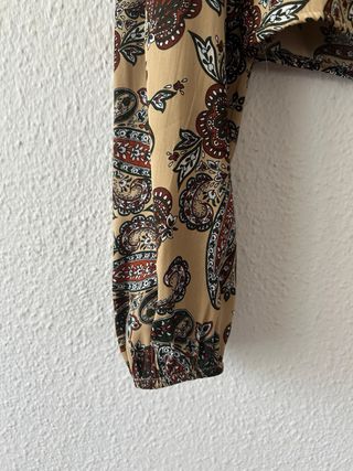 Blusa Stradivarius Escote Pico Estampada