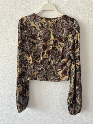 Blusa Stradivarius Escote Pico Estampada
