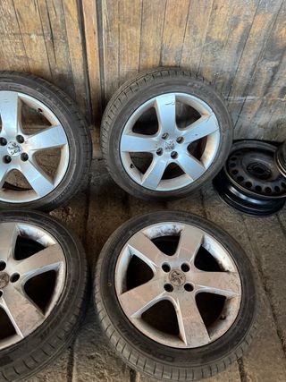 Llantas Peugeot 17 con neumáticos
