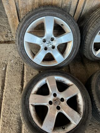 Llantas Peugeot 17 con neumáticos