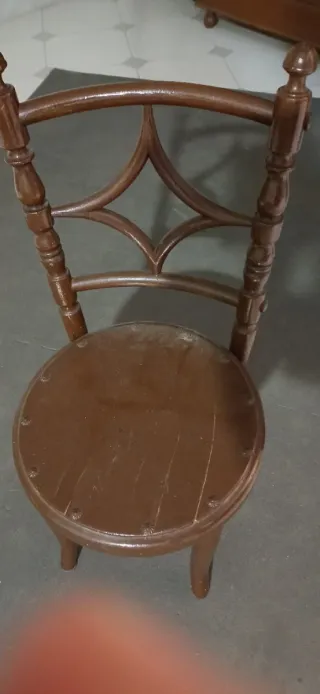 Silla de madera marrón estilo vintage