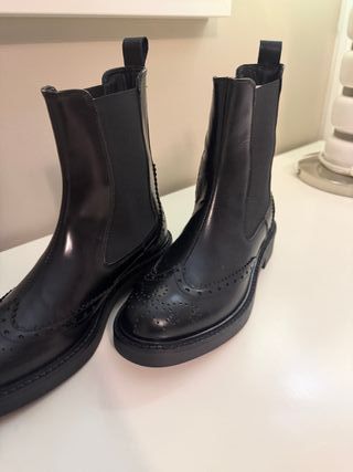 Botins pretos pelo tornozelo