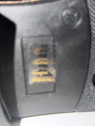 Botins pretos pelo tornozelo