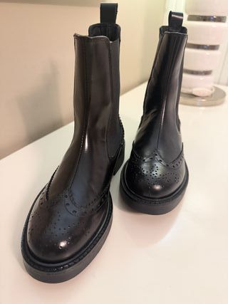 Botins pretos pelo tornozelo