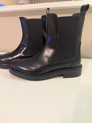 Botins pretos pelo tornozelo