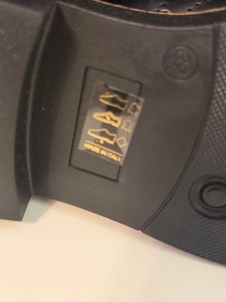 Botins pretos pelo tornozelo