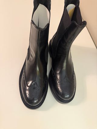 Botins pretos pelo tornozelo
