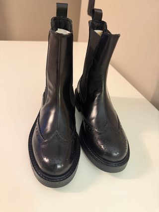 Botins pretos pelo tornozelo