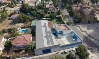 Edificio comercial con cámaras frigoríficas