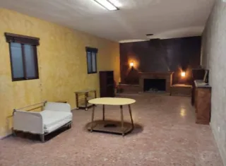 Edificio comercial con cámaras frigoríficas