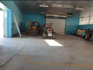 Edificio comercial con cámaras frigoríficas