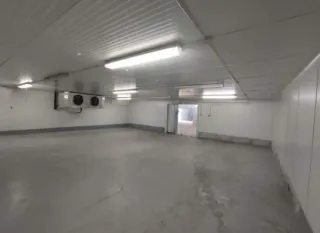 Edificio comercial con cámaras frigoríficas