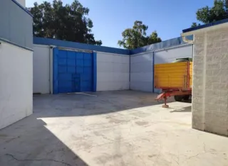 Edificio comercial con cámaras frigoríficas