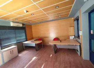 Edificio comercial con cámaras frigoríficas