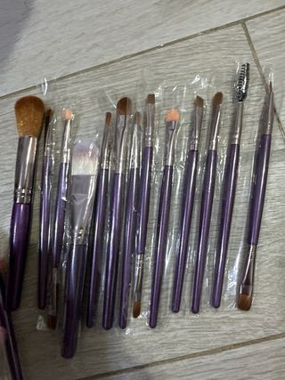 Juego 18 brochas maquillaje morado y dorado