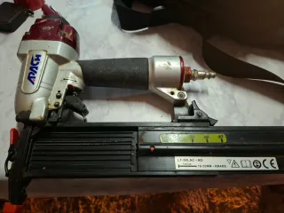 Clavadora Neumática Apache LA 50 LAC