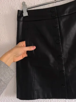 Falda efecto piel Stradivarius – Talla Xs