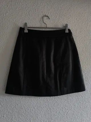 Falda efecto piel Stradivarius – Talla Xs