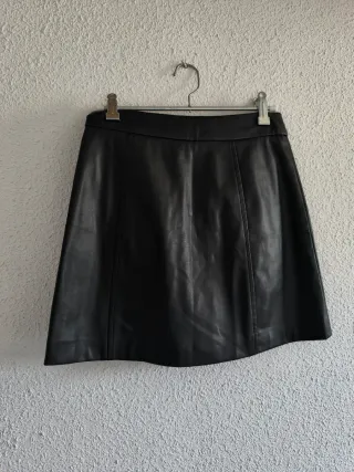 Falda efecto piel Stradivarius – Talla Xs