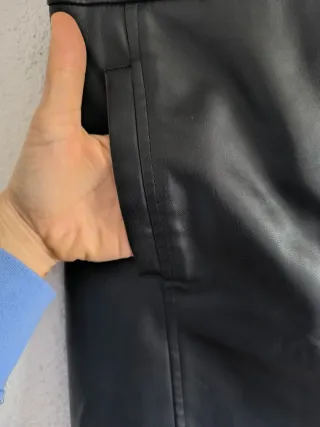 Falda efecto piel Stradivarius – Talla Xs