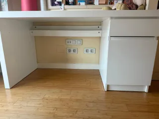 Mesa de estudio blanca y madera