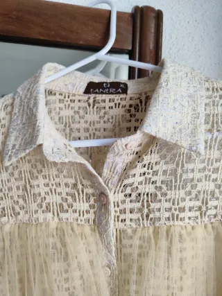 Camiseta beige con volantes