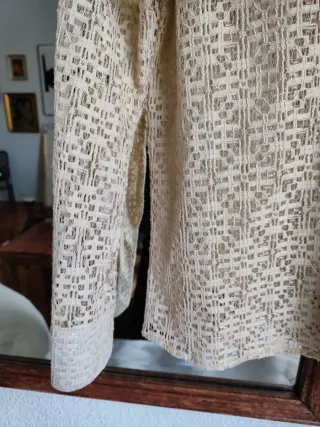 Camiseta beige con volantes