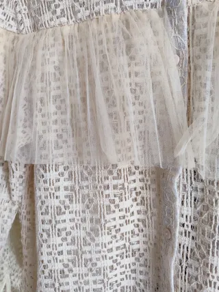 Camiseta beige con volantes