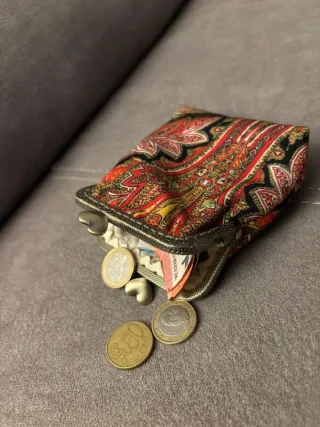 Monedero hecho a mano con corazones