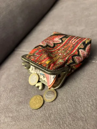 Monedero hecho a mano con corazones