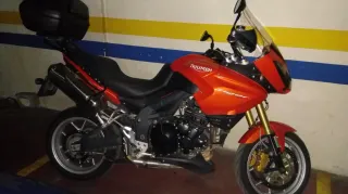 Moto Triumph Tiger 1050 SE muy nueva en garaje ABS