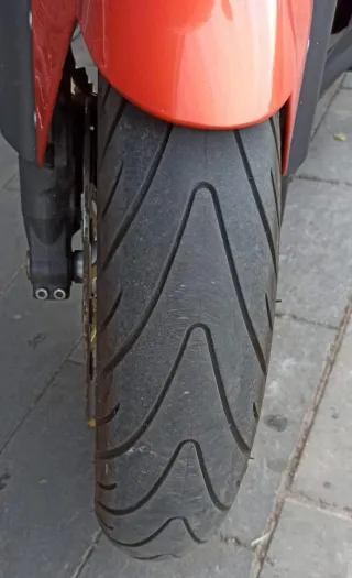 Moto Triumph Tiger 1050 SE muy nueva en garaje ABS