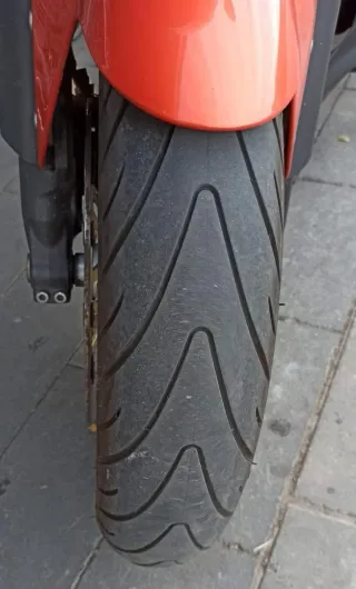 Moto Triumph Tiger 1050 SE muy nueva en garaje ABS