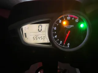 Moto Triumph Tiger 1050 SE muy nueva en garaje ABS