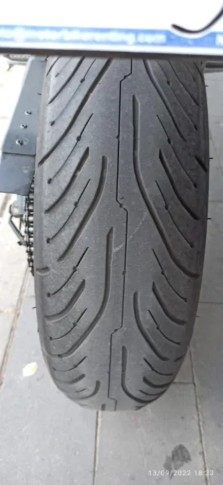 Moto Triumph Tiger 1050 SE muy nueva en garaje ABS