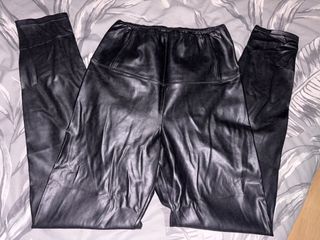 Pantalones efecto piel negros