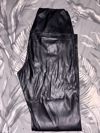 Pantalones efecto piel negros