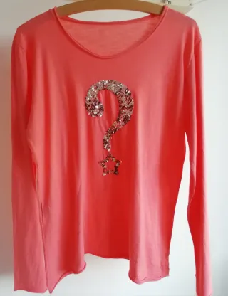 Camiseta con interrogación y estrella