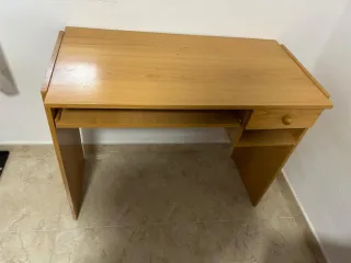 Escritorio de madera con cajón