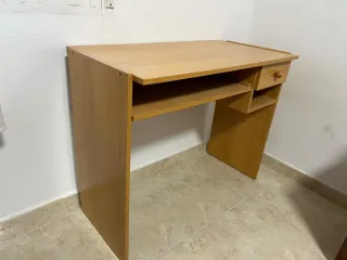 Escritorio de madera con cajón