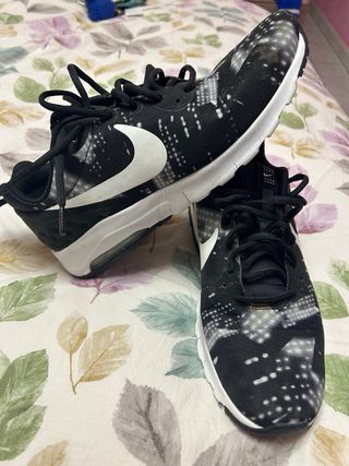 Zapatillas Nike Negras y Blancas