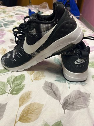Zapatillas Nike Negras y Blancas