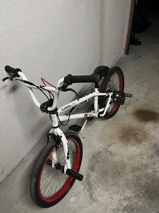 Bicicleta BMX Bianca con Ruote Rosse